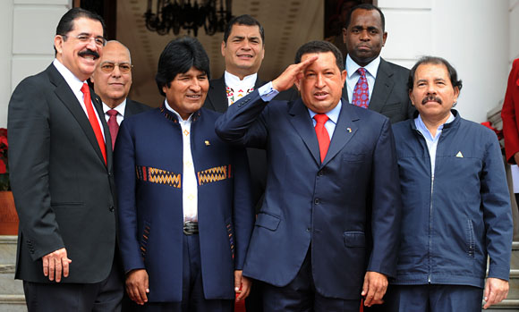 Zelaya baloldalt, Chávez tiszteleg Forrás: AFP